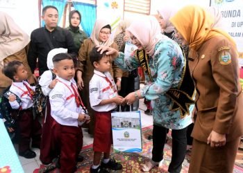 Bunda PAUD Sumut Nawal Lubis mengunjungi SD Negeri 060874 Jalan Ibrahim Umar dan juga TK Pembina Negeri 1 Medan, Jalan Guru Sinumba, Medan, Senin (10/07/2023). Kunjungan Bunda PAUD Sumut ini dalam rangka sosialisasi Transisi PAUD ke SD yang menyenangkan. (Diskominfo Sumut)