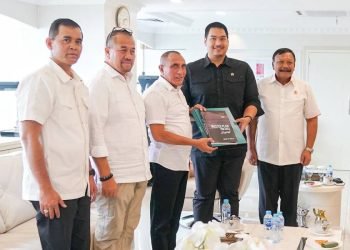 Gubernur Sumatera Utara (Sumut) Edy Rahmayadi bertemu dengan Menteri Pemuda dan Olahraga  (Menpora) Republik Indonesia (RI) Ario Bimo Nandito Ariotedjo dan Wakil Ketua Komite Olahraga Nasional Indonesia (KONI) Pusat, Suwarno di Ruang Kerja Menpora RI, Jalan Gerbang Pemuda Senayan Kelurahan Gelora, Kecamatan Tanah Abang, Jakarta Pusat, Selasa (25/7/2023). Pertemuan ini merupakan lanjutan perkembangan persiapan Pekan Olahraga Nasional (PON) XXI Tahun 2024. (Diskominfo Sumut)