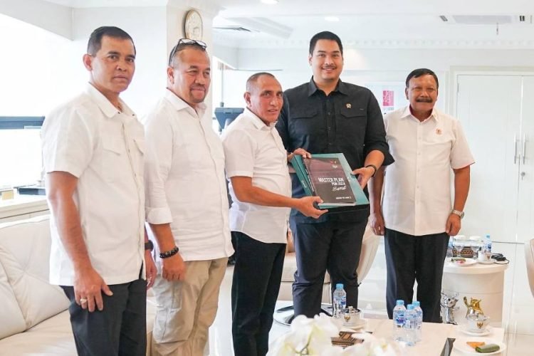 Gubernur Sumatera Utara (Sumut) Edy Rahmayadi bertemu dengan Menteri Pemuda dan Olahraga (Menpora) Republik Indonesia (RI) Ario Bimo Nandito Ariotedjo dan Wakil Ketua Komite Olahraga Nasional Indonesia (KONI) Pusat, Suwarno di Ruang Kerja Menpora RI, Jalan Gerbang Pemuda Senayan Kelurahan Gelora, Kecamatan Tanah Abang, Jakarta Pusat, Selasa (25/7/2023). Pertemuan ini merupakan lanjutan perkembangan persiapan Pekan Olahraga Nasional (PON) XXI Tahun 2024. (Diskominfo Sumut)