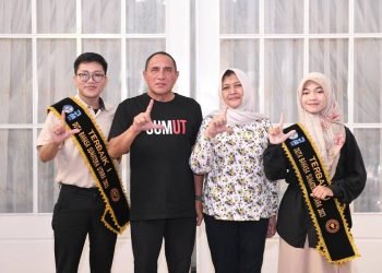 Gubernur Sumatera Utara (Sumut) Edy Rahmayadi bersama Ketua Tim Penggerak Pemberdayaan dan Kesejahteraan Keluarga (TP PKK) Provinsi Sumut, Nawal Lubis didampingi Kepala Dinas Perpustakaan dan Arsip Provinsi Sumatera Utara, Dwi Endah Purwanti menerima kunjungan silaturahmi Kepala Balai Bahasa, Hidayat Widyanto dan para Duta Bahasa Sumut di Rumah Dinas Gubernur Sumut, Jalan Sudirman Medan, Sabtu (15/7/2023). (Diskominfo Sumut)