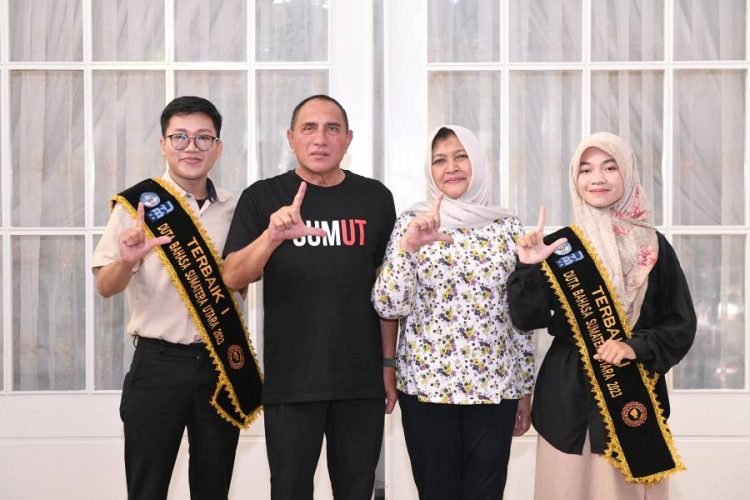 Gubernur Sumatera Utara (Sumut) Edy Rahmayadi bersama Ketua Tim Penggerak Pemberdayaan dan Kesejahteraan Keluarga (TP PKK) Provinsi Sumut, Nawal Lubis didampingi Kepala Dinas Perpustakaan dan Arsip Provinsi Sumatera Utara, Dwi Endah Purwanti menerima kunjungan silaturahmi Kepala Balai Bahasa, Hidayat Widyanto dan para Duta Bahasa Sumut di Rumah Dinas Gubernur Sumut, Jalan Sudirman Medan, Sabtu (15/7/2023). (Diskominfo Sumut)