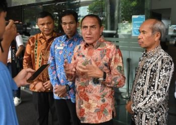 Gubernur Sumatera Utara (Sumut) Edy Rahmayadi didampingi Inspektur Daerah Sumut Lasro Marbun, menjawab pertanyaan wartawan, usai menyerahkan SK Hibah Gedung Pemprov Sumut kepada Sekjend Ombudsman RI Suganada Pandapotan Pasaribu, di Gedung Ombudsman RI Jalan Rasuna Said, Jakarta Selatan, baru-baru ini.(DISKOMINFO SUMUT)