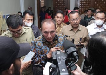 Gubernur Sumatera Utara (Sumut) Edy Rahmayadi didampingi Kepala Dinas Komunikasi dan Informatika Sumut Ilyas S Sitorus menjawab pertanyaan wartawan, di Kantor Gubernur Sumut Jalan Pangeran Diponegoro Nomor 30 Medan, baru-baru ini. (Diskominfo Sumut)