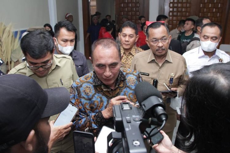 Gubernur Sumatera Utara (Sumut) Edy Rahmayadi didampingi Kepala Dinas Komunikasi dan Informatika Sumut Ilyas S Sitorus menjawab pertanyaan wartawan, di Kantor Gubernur Sumut Jalan Pangeran Diponegoro Nomor 30 Medan, baru-baru ini. (Diskominfo Sumut)