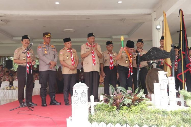 Gubernur Sumatera Utara (Sumut) Edy Rahmayadi sebagai pembina upacara sekaligus membuka secara resmi Raimuna Daerah Gerakan Pramuka Sumatera Utara VIII Tahun 2023 di Alun - Alun Tengku Amir Hamzah, Jalan Proklamasi, Kwala Bingai, Kecamatan Stabat, Kabupaten Langkat, Selasa (4/7). (DISKOMINFO SUMUT)
