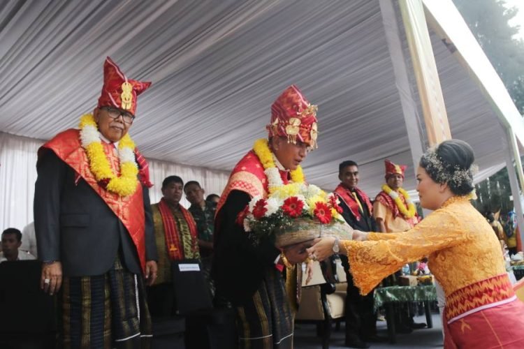 Gubernur Sumatera Utara (Sumut) Edy Rahmayadi melepas pawai Festival Buah dan Bunga Tanah Karo 2023 di Taman Mejuah-Juah Jalan Gundaling Berastagi, Karo, Jumat (7/7).  Gubernur juga ikut berbaur bersama peserta pawai dan menerima puluhan bingkisan berupa bunga dan buah dari peserta pawai.  (DISKOMINFO SUMUT)
