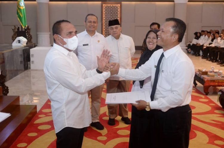Gubernur Sumatera Utara (Sumut) Edy Rahamayadi menyerahkan secara simbolis Surat Keputusan  tentang Pengangkatan Pegawai Pemerintah dengan Perjanjian Kerja (PPPK) Jabatan Fungsional Guru Tahun 2022 pada lingkungan Pemerintah Provinsi Sumut di Aula Raja Inal Siregar lantai 2 Kantor Gubernur Sumut Jalan Diponegoro Nomor 30 Medan, Jumat (21/7). (Diskominfo Sumut)