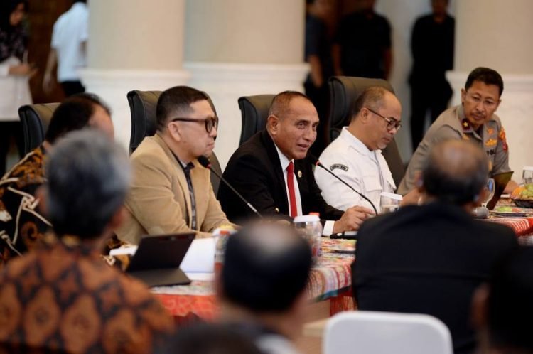 Gubernur Sumatera Utara (Sumut) Edy Rahmayadi menghadiri rapat bersama Ketua dan anggota Komisi II DPR RI beserta Forkopimda Sumut, KPU Provinsi Sumut dan Bawaslu Sumut mengenai kesiapan pelaksanaan Pemilu serentak Tahun 2024 di Aula Raja Inal Siregar lantai 2 Kantor Gubernur Sumut Jalan Diponegoro Nomor 30 Medan, Senin (24/7).  (Diskominfo Sumut)