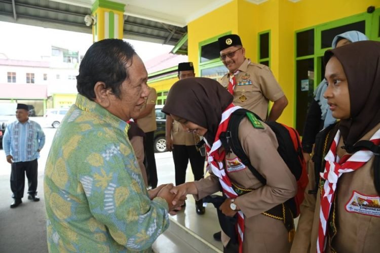 Walikota Padangsidimpuan Irsan Efendi Nasution menyalami peserta World Scout Jamboree asal Kota Padangsidimpuan menuju Korea Selatan dari Pandopo wali kota, Kamis (27/7/2023). (IST)