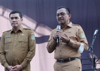 Kepala Dinas Komunikasi Dan Informatika (Kominfo) Sumut Ilyas S Sitorus bersama Kepala Biro Perekonomian Setdaprov Sumut Naslindo Sirait memberikan keterangan pers di Komplek PRSU Jalan Gatot Subroto Medan, baru-baru ini. (diskominfo sumut)