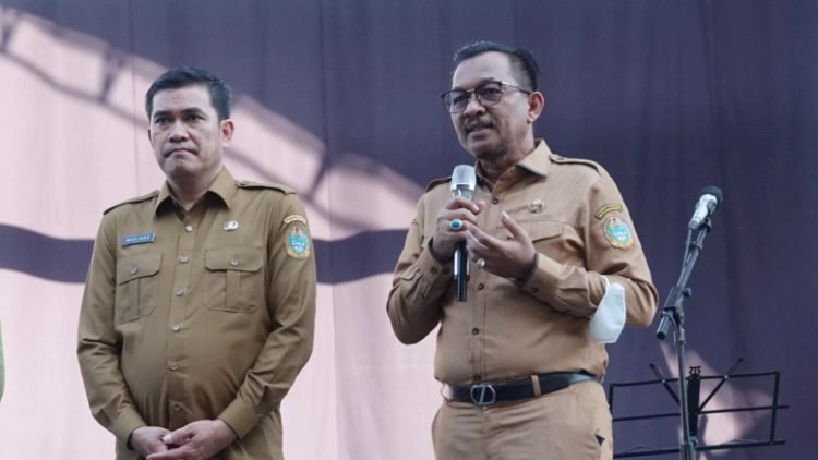 Kepala Dinas Komunikasi Dan Informatika (Kominfo) Sumut Ilyas S Sitorus bersama Kepala Biro Perekonomian Setdaprov Sumut Naslindo Sirait memberikan keterangan pers di Komplek PRSU Jalan Gatot Subroto Medan, baru-baru ini. (diskominfo sumut)