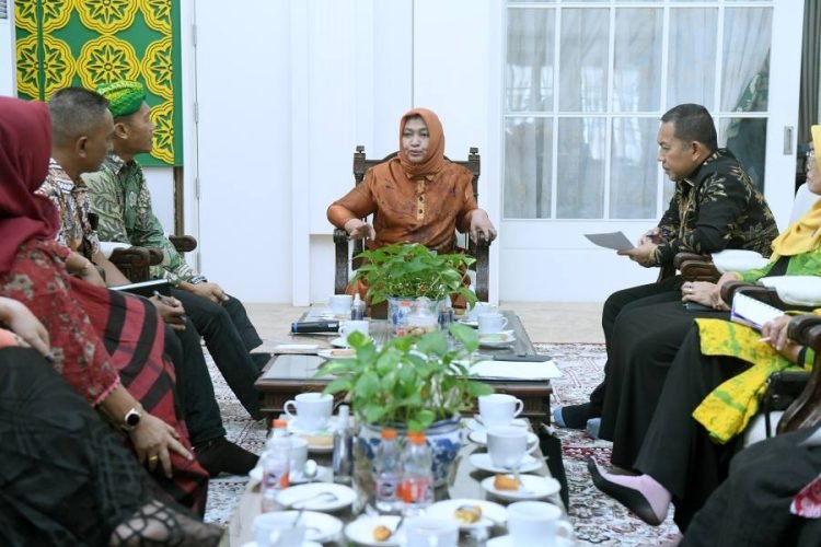 Ketua TP PKK Sumut Nawal Lubis menerima audiensi Pujakesuma Sumut di Rumah Dinas Gubernur Sumut, Jalan Sudirman No. 41, Medan, Kamis (13/7/2023). (Diskominfo Sumut)