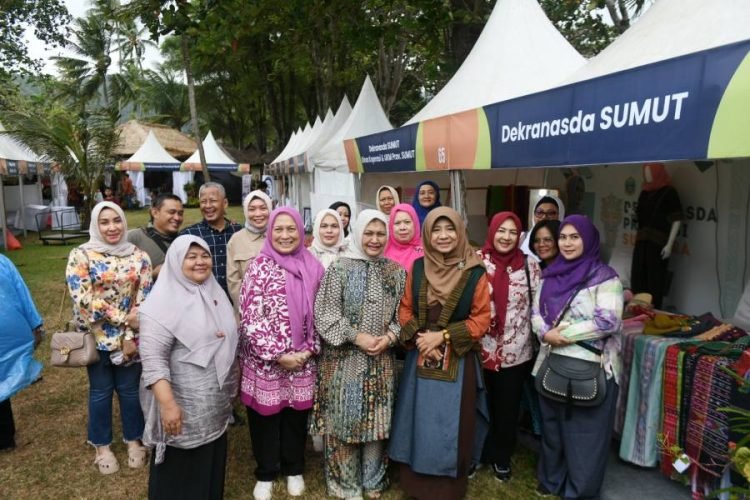 Ketua Dekranasda Sumut Nawal Lubis bersama Ketua Dekranasda Nusa Tenggara Barat (NTB) Niken Widyawati Saptarini Zulkieflimansyah, didampingi Ketua Dharmawanita Persatuan (DWP) Sumut Dian Arief Trinugroho, Kepala Dinas Koperasi dan UKM Sumut Suherman, serta para anggota DWP dan Dekranasda Sumut, berkunjung ke stan Dekranasda Sumut pada penyelenggaraan event Lombok International Modest Fashion Festival (LIMOFF) di Merumatta Hotel Senggigi, Lombok, NTB, Jumat (7/7).(Diskominfo Sumut)