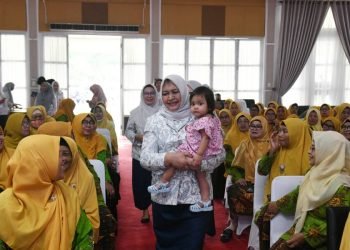Ketua Yayasan Kanker Indonesia (YKI) Sumut Nawal Lubis bersama Kepala Dinas Kesehatan Sumut Alwi Mujahit hasibuan saat menyampaikan materi sosialisasi tentang leukimia dan talasemia kepada Pengurus Daerah Muhammadiyah dan Aisiyah di Aula Tengku Rizal Nurdil, Rumah Dinas Gubernur Sumut, Jalan Jenderal Sudirman Nomor 41 Medan, Selasa (18/7). (Diskomimfo Sumut)