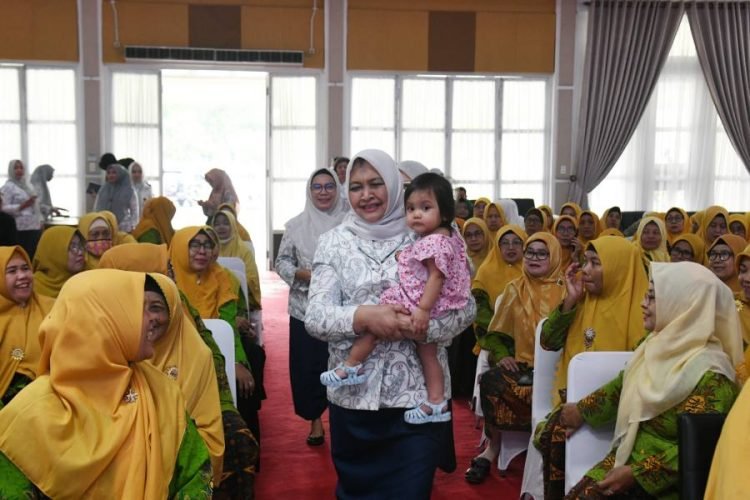 Ketua Yayasan Kanker Indonesia (YKI) Sumut Nawal Lubis bersama Kepala Dinas Kesehatan Sumut Alwi Mujahit hasibuan saat menyampaikan materi sosialisasi tentang leukimia dan talasemia kepada Pengurus Daerah Muhammadiyah dan Aisiyah di Aula Tengku Rizal Nurdil, Rumah Dinas Gubernur Sumut, Jalan Jenderal Sudirman Nomor 41 Medan, Selasa (18/7). (Diskomimfo Sumut)