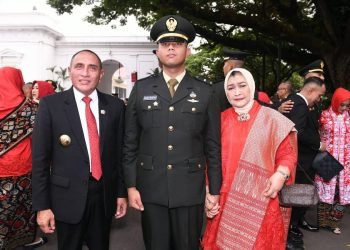 Gubernur Sumatera Utara (Sumut) Edy Rahmayadi bersama Ketua Tim Penggerak Pemberdayaan dan Kesejahteraan Keluarga (TP PKK) Provinsi Sumut Nawal Lubis menghadiri acara Prasetya Perwira (Praspa) dan Sumpah Perwira, yang merupakan Upacara Pelantikan para Taruna Akademi Militer (Akmil) dan Akademi Kepolisian (Akpol) di Halaman Istana Negara, Jalan Medan Merdeka Utara, Jakarta Pusat, Rabu (26/7/2023). Salah satu Taruna yang di lantik pada kesempatan tersebut adalah Gilang Prasetya Rahmayadi yang merupakan anak bungsu dari Gubernur Sumut, Edy Rahmayadi. (Diskominfo Sumut)