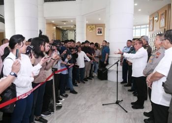 Gubernur Sumatera Utara (Sumut) Edy Rahmayadi melaksanakan rapat koordinasi bersama Pimpinan Forum Koordinasi Pimpinan Daerah (Forkopimda) Sumut di Ruang Kerja Lantai 10, Kantor Gubernur Sumut, Jalan Pangeran Diponegoro Medan, Senin (31/7/2023). Usai pertemuan ini Gubernur bersama Pimpinan Forkopimda Sumut melaksanakan konferensi  pers terkait kelangkaan Gas 3 Kg di Sumut. (Dsikominfo Sumut)