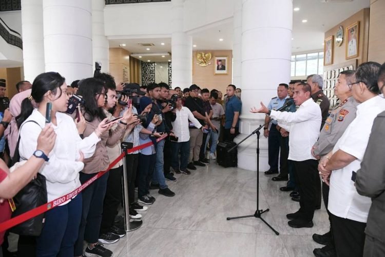 Gubernur Sumatera Utara (Sumut) Edy Rahmayadi melaksanakan rapat koordinasi bersama Pimpinan Forum Koordinasi Pimpinan Daerah (Forkopimda) Sumut di Ruang Kerja Lantai 10, Kantor Gubernur Sumut, Jalan Pangeran Diponegoro Medan, Senin (31/7/2023). Usai pertemuan ini Gubernur bersama Pimpinan Forkopimda Sumut melaksanakan konferensi  pers terkait kelangkaan Gas 3 Kg di Sumut. (Dsikominfo Sumut)