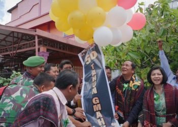 Wali Kota Padangsidimpuan Irsan Nasution melepas balon di perayaan spesial dalam rangka merayakan Jubileum 50 tahun Gereja Masehi Advent Hari Ketujuh (GMAHK) Kelurahan Losung, Padangsidimpuan. (IST)