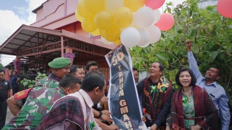Wali Kota Padangsidimpuan Irsan Nasution melepas balon di perayaan spesial dalam rangka merayakan Jubileum 50 tahun Gereja Masehi Advent Hari Ketujuh (GMAHK) Kelurahan Losung, Padangsidimpuan. (IST)