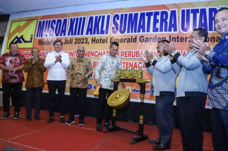 Wakil Gubernur (Wagub) Sumatera Utara (Sumut) Musa Rajekshah menghadiri Musyawarah Daerah (Musda) XIII Asosiasi Kontraktor Listrik dan Mekanikal Indonesia (AKLI) Sumut yang digelar di Hotel Emerald Garden International, Jumat (21/7).  (DISKOMINFO SUMUT)