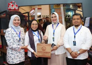 Bupati Tapsel Dolly Pasaribu dan nyoya fhoto di stand Pemkab Tapsel Pameran Asosiasi Pemerintah Kabupaten Seluruh Indonesia (Apkasi) Otonomi Expo 2023. (IST)