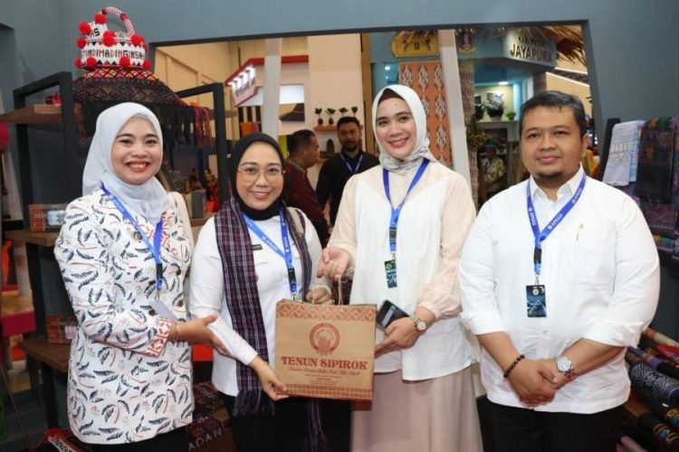 Bupati Tapsel Dolly Pasaribu dan nyoya fhoto di stand Pemkab Tapsel Pameran Asosiasi Pemerintah Kabupaten Seluruh Indonesia (Apkasi) Otonomi Expo 2023. (IST)