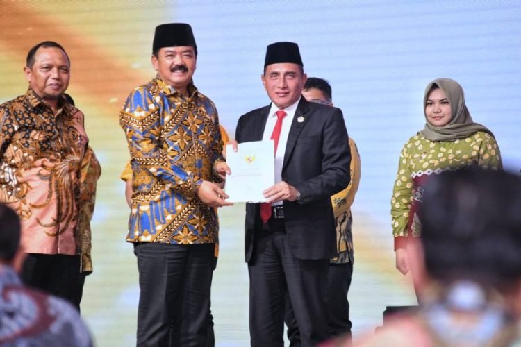 Gubernur Sumatera Utara (Sumut) Edy Rahmayadi mendampingi Menteri Agraria dan Tata Ruang / Kepala Badan Pertanahan Nasional, Hadi Tjahjanto menyerahkan sertipikat aset Pemerintah Provinsi dan Kabupaten/Kota se-Sumut di Aula Raja Inal Siregar, Lantai 2 Kantor Gubernur Sumut, Jalan Pangeran Diponegoro Medan, Kamis (20/7/2023). (Diskominfo Sumut)