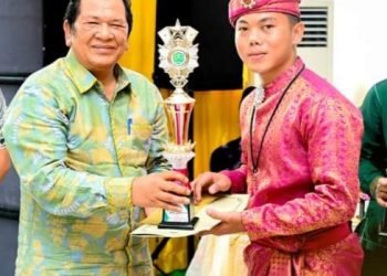 Wali Kota Padangsidimpuan Irsan Efendi Nasution menyerahkan piala pada perwakilan kecamatan batu nadua yang keluar sebagai juara umum  Festival Qasidah (Nasyid) tingkat kota Padangsidimpuan. (IST)
