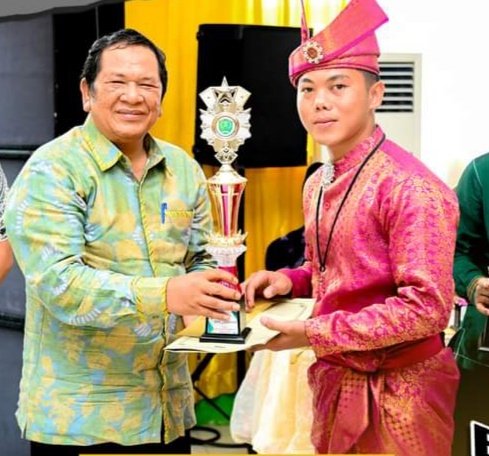 Wali Kota Padangsidimpuan Irsan Efendi Nasution menyerahkan piala pada perwakilan kecamatan batu nadua yang keluar sebagai juara umum  Festival Qasidah (Nasyid) tingkat kota Padangsidimpuan. (IST)