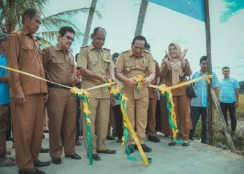 Wali Kota Padangsidimpuan, Irsan Efendi Nasution gunting pita peresmian jalan JUT di desa Goti, Kecamatan Padangsidimpuan Tenggara, Senin (24/7/2023). (IST)