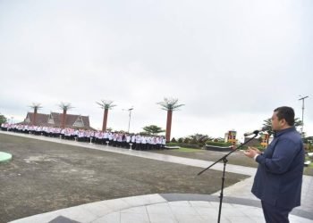 Bupati Tapsel Dolly Pasaribu saat memimpin apel pagi gabungan di lapangan parade, Komplek Perkantoran Pemerintahan Tapanuli Selatan Rabu (26/7/2023). (IST)