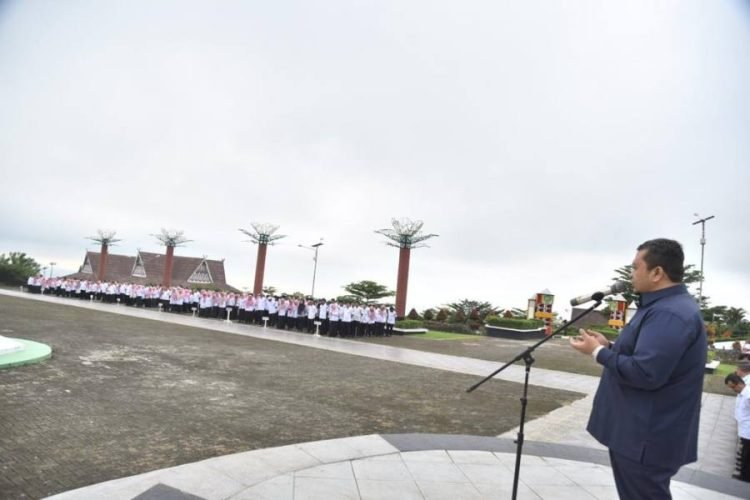 Bupati Tapsel Dolly Pasaribu saat memimpin apel pagi gabungan di lapangan parade, Komplek Perkantoran Pemerintahan Tapanuli Selatan Rabu (26/7/2023). (IST)