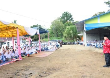 Bupati Tapsel Dolly Pasaribu saat memberikan sambutan pada pengajian Akbar BKMT di Desa Sipenggeng, Kecamatan Batang Toru, Kamis (13/7/2023). (IST)