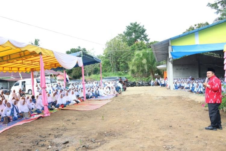 Bupati Tapsel Dolly Pasaribu saat memberikan sambutan pada pengajian Akbar BKMT di Desa Sipenggeng, Kecamatan Batang Toru, Kamis (13/7/2023). (IST)