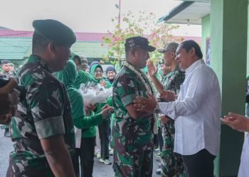 Wali Kota Padangsidimpuan Irsan Nasution saat menyambut Danrem 023/Kawal Samudera (KS) Kolonel Inf Lukman Hakim beserta Diah Lukman Hakim saat kunker ke Makodim 0212/TS Padangsidimpuan. (IST)