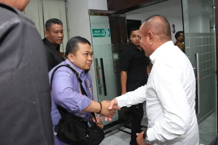 Bupati Tapsel Dolly Pasaribu bersalaman Dengan Gubsu Edy Rahmayadi pada acara Rapat Umum Pemegang Saham Luar Biasa (RUPS-LB) PT Bank Sumut. (IST)