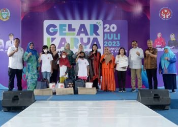 Merayakan Hari Anak Nasional Nawal Lubis sebagai Ketua Dewan Kerajinan Nasional Daerah (Dekranasda) Sumatera Utara (Sumut) menghadiri dan memberi sambutan pada Gelar Karya Dekranasda Provinsi Sumut Hari Anak bersama Dekranasda di Halaman Parkir Belakang Kantor Gubernur (Eks Medan Club), Jalan Kartini Nomor 36 Medan, Kamis (20/7). (Diskominfo Sumut)