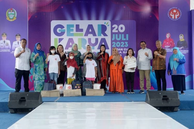Merayakan Hari Anak Nasional Nawal Lubis sebagai Ketua Dewan Kerajinan Nasional Daerah (Dekranasda) Sumatera Utara (Sumut) menghadiri dan memberi sambutan pada Gelar Karya Dekranasda Provinsi Sumut Hari Anak bersama Dekranasda di Halaman Parkir Belakang Kantor Gubernur (Eks Medan Club), Jalan Kartini Nomor 36 Medan, Kamis (20/7). (Diskominfo Sumut)
