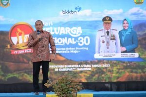 Gubernur Sumatera Utara (Sumut) Edy Rahmayadi didampingi Ketua TP PKK Provinsi Sumut  Nawal Lubis  menghadiri puncak perayaan Hari Keluarga Nasional (Harganas) ke-30 Tingkat Provinsi Sumut di lapangan Desa Ulos Lumban Suhi-suhi Kecamatan Pangururan,  Kabupaten Samosir,  Sabtu (29/7).  (Diskominfo Sumut)