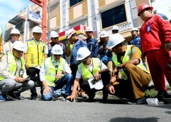 Sekdaprov Sumut Arief S Trinugroho bersama dengan Inspektur Daerah Sumut Lasro Marbun, Kadis Kominfo Sumut Ilyas Sitorus, dan OPD terkait, meninjau progres pembangunan dan perbaikan Jalan Provinsi di Wilayah Pematangsiantar dan Simalungun, baru-baru ini.  (Diskominfo Sumut)