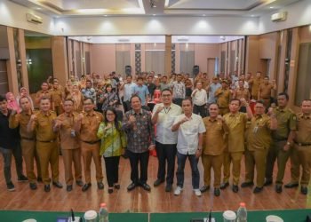 Wali Kota Padangsidimpuan Irsan Nasution, foto bersama dengan para kepdes usai acara penyuluhan hukum ke kepala desa se Kota Padangsidimpuan di Emerald Hall Hotel Mega Permata, Selasa (4/7/2023). (IST)