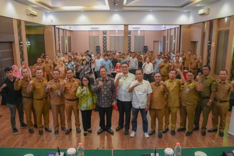 Wali Kota Padangsidimpuan Irsan Nasution, foto bersama dengan para kepdes usai acara penyuluhan hukum ke kepala desa se Kota Padangsidimpuan di Emerald Hall Hotel Mega Permata, Selasa (4/7/2023). (IST)