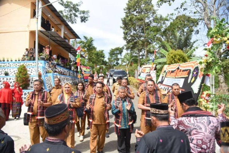 Tim penilai dari Provinsi Sumatera Utara disambut dengan tortor oleh tokoh adat dan masyarakat Desa Paran Padang, Kecamatan Sipirok. (IST)