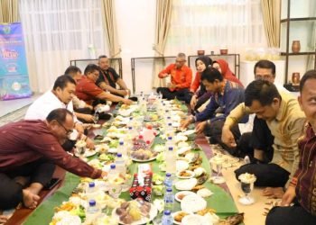 Bupati Tapsel Dolly Pasaribu, ngeliwet bareng Sekda, Pimpinan Organisasi Perangkat Daerah (OPD), beserta staf Pemkab lainnya, di Paviliun Tapsel pada penutupan Pekan Raya Sumatera Utara (PRSU) ke-49 tahun 2023, Senin (17/7). (IST)