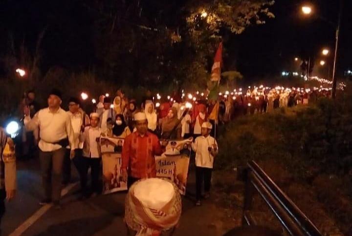 Puluhan ribu peserta pawai obor memeriahkan penyambutan Tahun Baru Islam 1 Muharram 1445 H di Kabupaten Tapsel. (IST)
