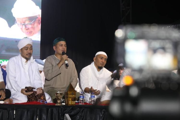 Wakil Gubernur (Wagub) Sumut Musa Rajekshah menghadiri acara Gema Muharram 1445 H di Lapangan Benteng, Rabu (19/7) malam.  (DISKOMINFO SUMUT)