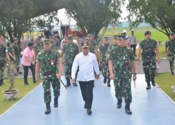 Gubernur Sumatera Utara (Sumut) Edy Rahmayadi menyambut kedatangan Panglima Tentara Nasional Indonesia (TNI) Laksamana Yudo Margono di Lanud Soewondo Medan, Senin (3/7/2023). Kedatangan Panglima TNI ini dalam rangka memberangkatkan Satuan Tugas (Satgas) Yonif 122 / Tombak Sakti ke Papua. (DISKOMINFO SUMUT)