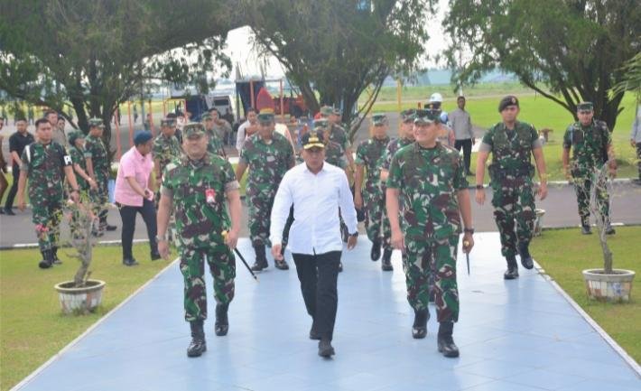 Gubernur Sumatera Utara (Sumut) Edy Rahmayadi menyambut kedatangan Panglima Tentara Nasional Indonesia (TNI) Laksamana Yudo Margono di Lanud Soewondo Medan, Senin (3/7/2023). Kedatangan Panglima TNI ini dalam rangka memberangkatkan Satuan Tugas (Satgas) Yonif 122 / Tombak Sakti ke Papua. (DISKOMINFO SUMUT)