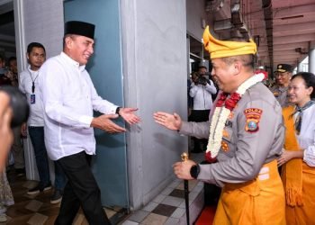 Gubernur Sumatera Utara (Sumut) Edy Rahmayadi bersama Ketua Tim Penggerak Pemberdayaan dan Kesejahteraan Keluarga (TP PKK) Provinsi Sumut Nawal Lubis menyambut kedatangan Kepala Kepolisian Daerah (Kapolda) baru Sumut Irjen Pol Agung Setya Imam Effendi di Bandar Udara Internasional Kualanamu, Kabupaten Deliserdang, Kamis (20/7/2023). (Diskominfo Sumut)